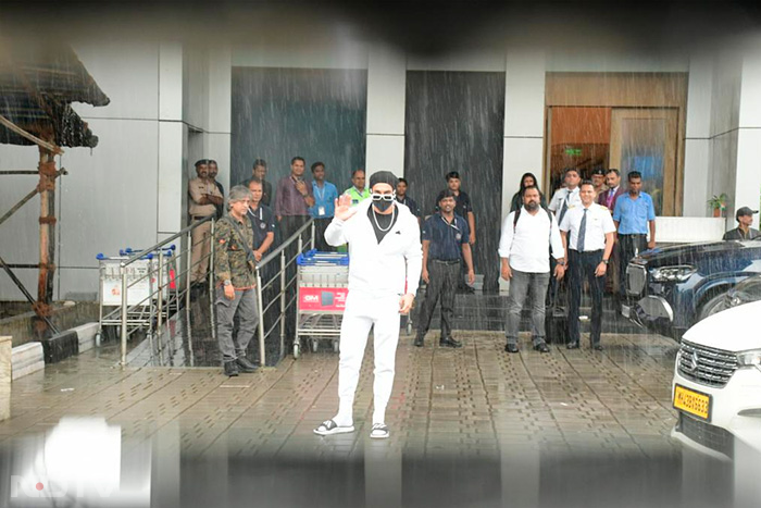 The actor posed for the paparazzi.  (Image courtesy: Varinder Chawla)