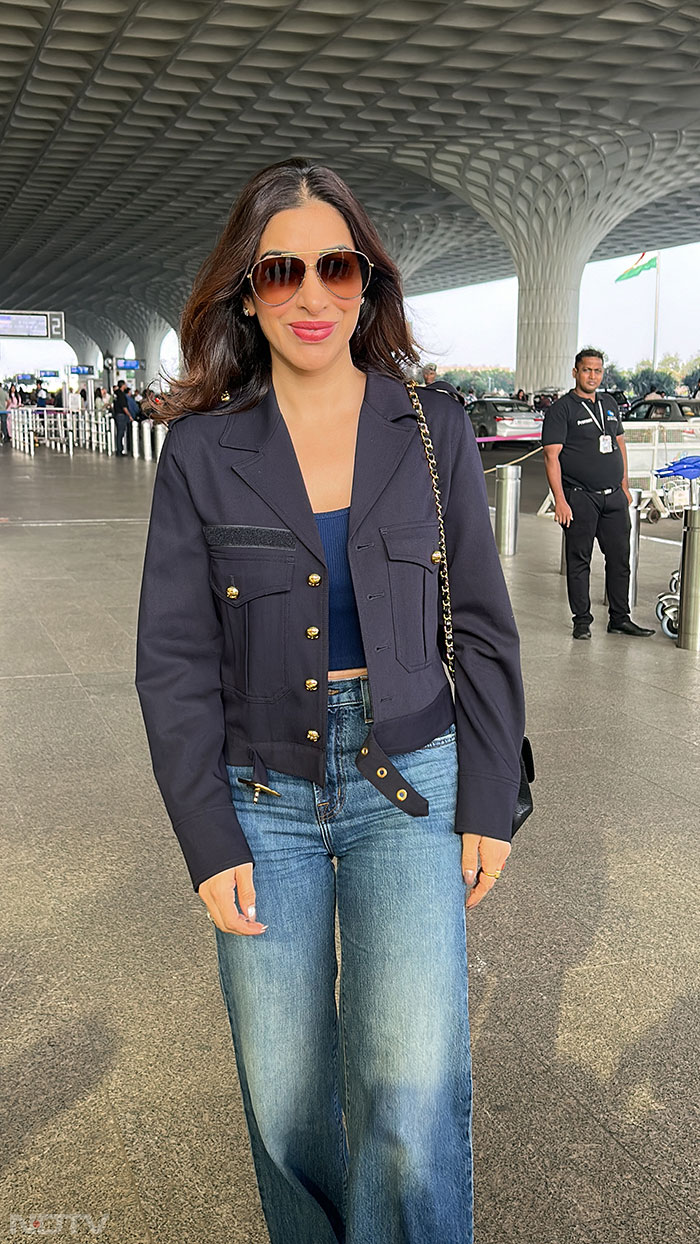 Sophie Choudry was spotted at the airport. (Image Courtesy: Varinder Chawla)