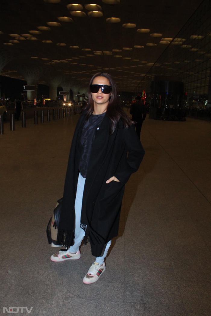 Surveen Chawla was pictured at the airport. (Image Courtesy: Varinder Chawla)