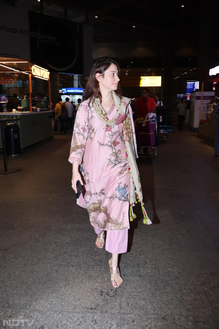 Airport Spotting: <i>Dear Zindagi</i> Co-Stars Shah Rukh Khan And Alia Bhatt