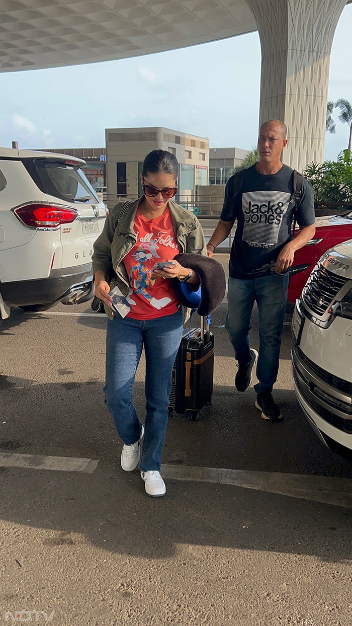 Airport Spotting: A Look At Sunny Leone\'s Style