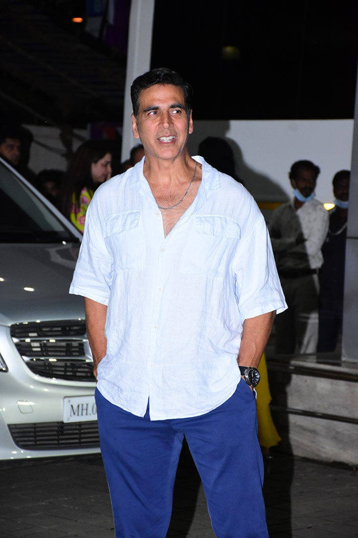 Akshay Kumar posed solo at the airport.