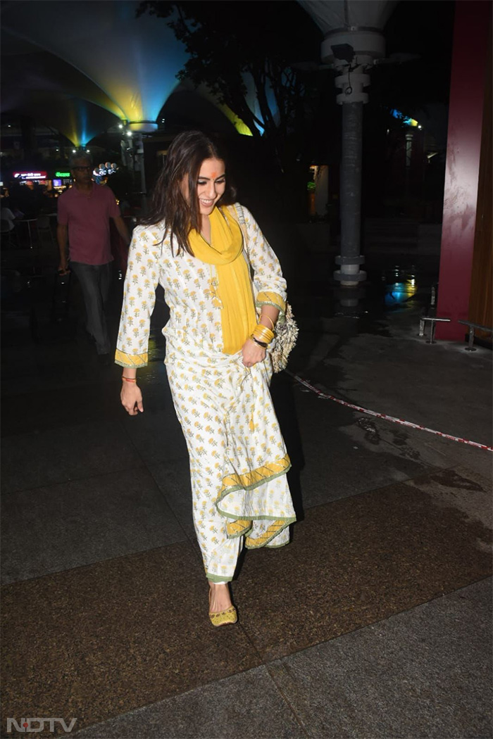 Sara Ali Khan smiled for the paparazzi outside the airport. (Image Courtesy: Varinder Chawla)