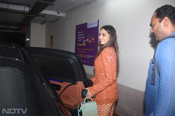 Kiara Advani's airport OOTD is as stylish as it gets. (Image Courtesy: Varinder Chawla)