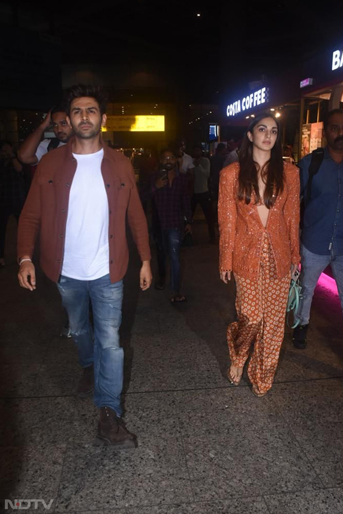 Kiara Advani was clicked leaving the airport with her <i> Satyaprem Ki Katha</i> co-star Kartik Aryan. (Image Courtesy: Varinder Chawla)