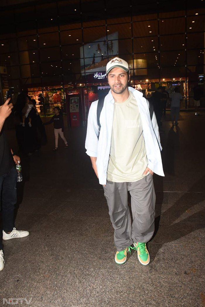 Varun Dhawan looked cool as he was spotted at the airport premises. (Image Courtesy: Varinder Chawla)