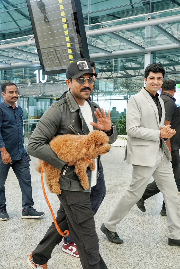 Ram Charan was pictured with his pet Rhyme at the airport. (Image Courtesy: Varinder Chawla)