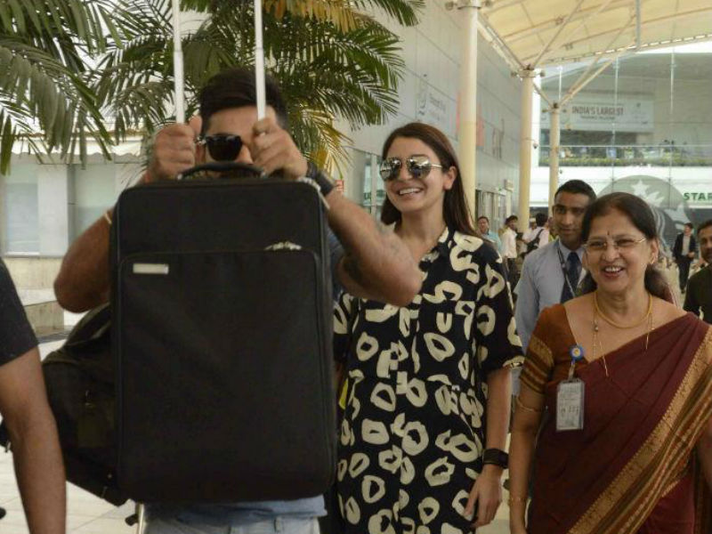 Anushka, Virat <i>Ko</i> Paparazzi <i>Se Bachao</i>