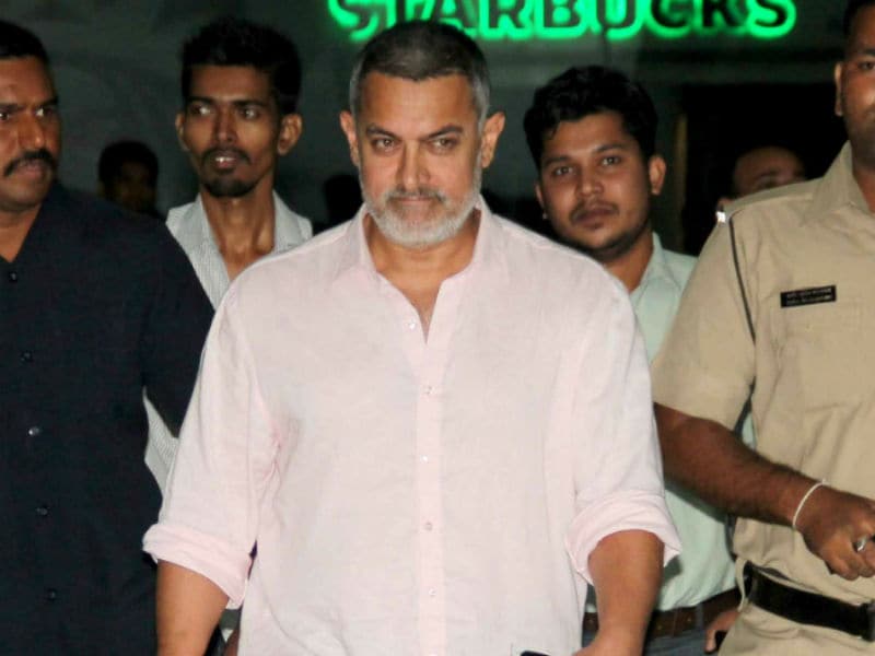 Photo : कंधे पर चोट लगने के बाद 'दंगल' से घर लौटे आमिर खान