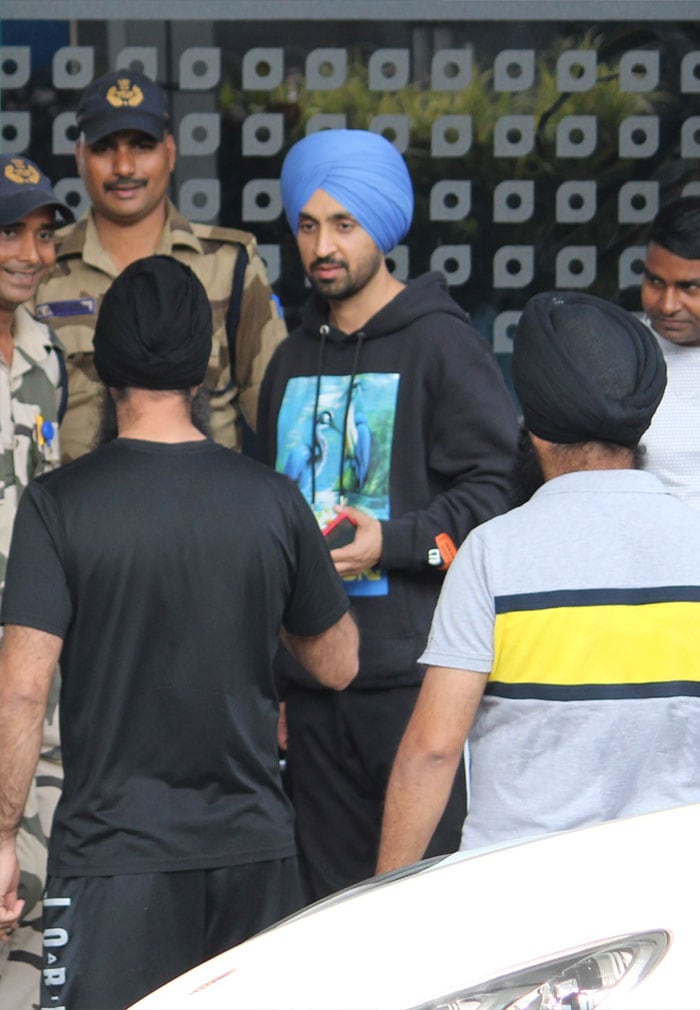 Akshay Kumar And Kiara Advani: Happy Faces At A Busy Airport