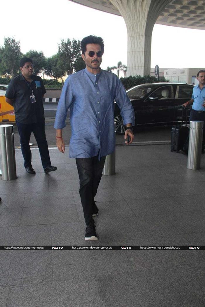 Aamir Khan, Ira, Janhvi Kapoor, Mira Rajput Stop Airport Traffic