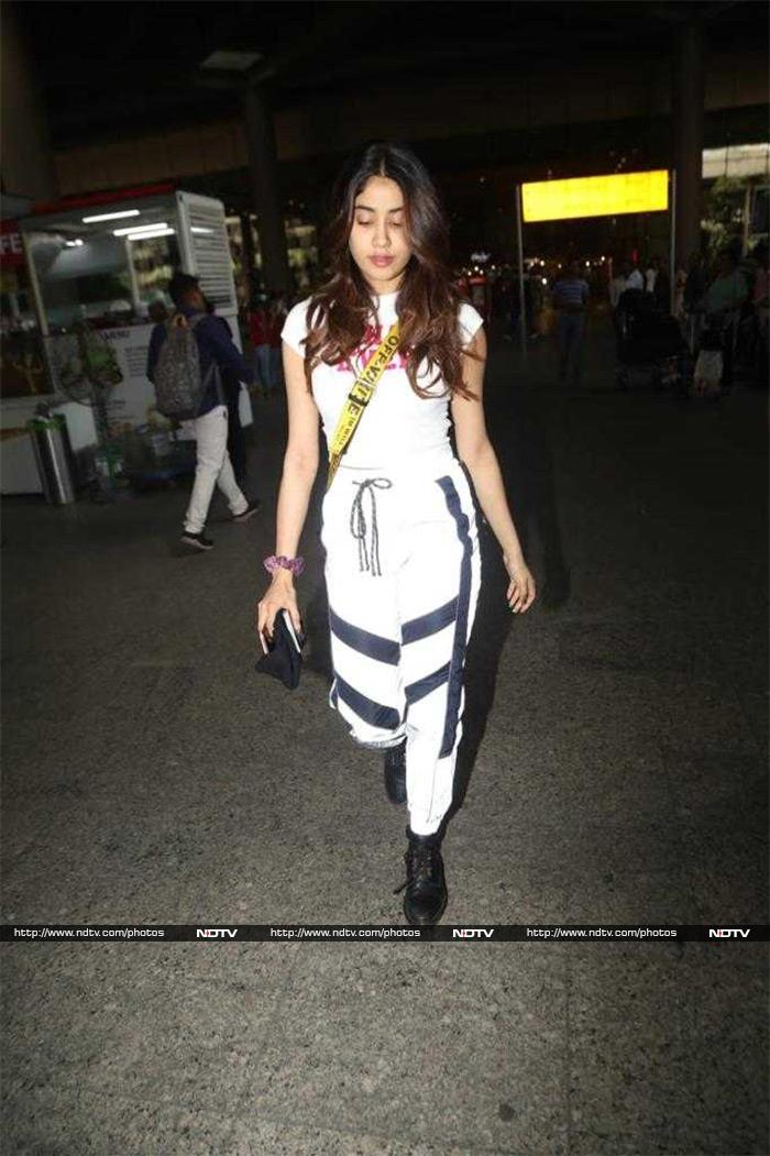 Janhvi Kapoor was recently photographed at Mumbai airport.