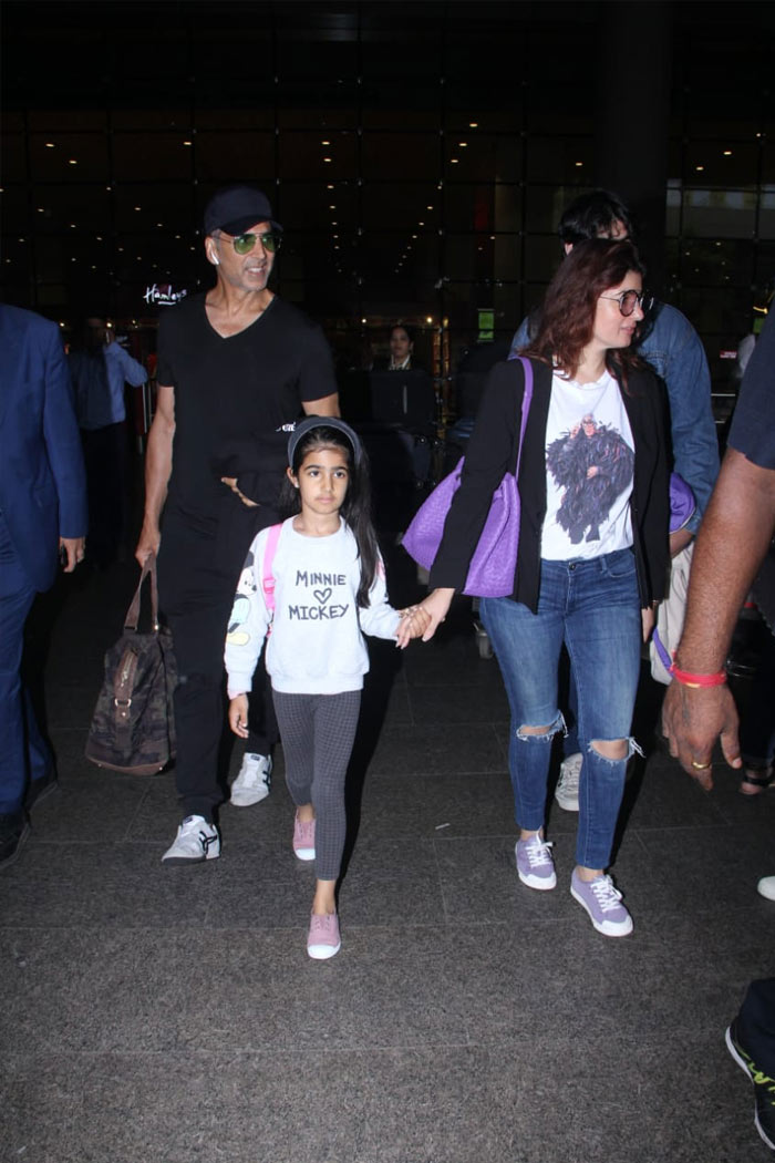 Akshay and Twinkle escorted their daughter Nitara across the airport.