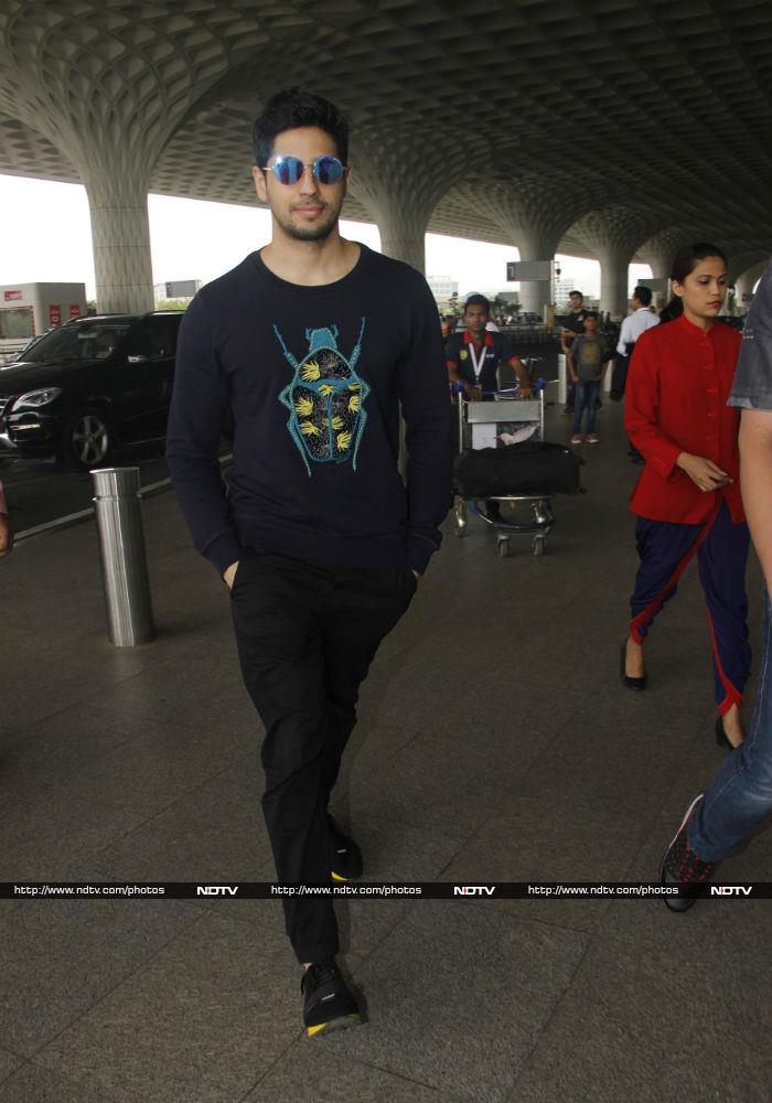 Sridevi\'s Daughter Jhanvi Kapoor Makes Heads Turn At The Airport