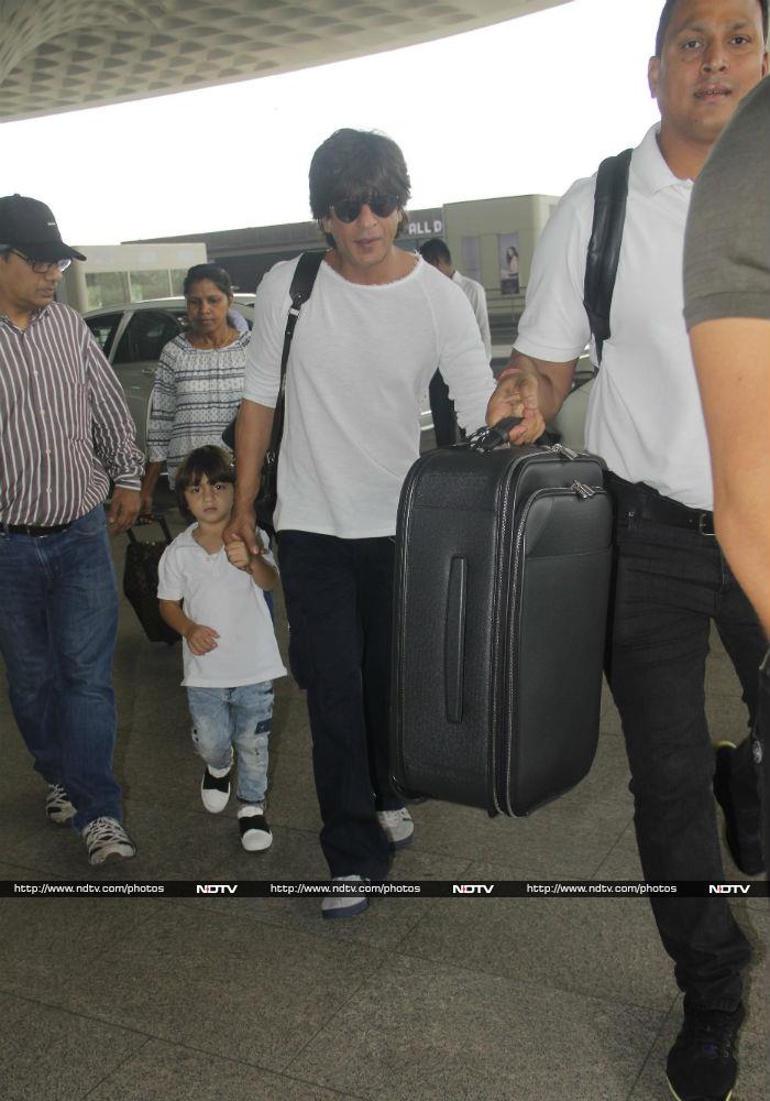 Sridevi\'s Daughter Jhanvi Kapoor Makes Heads Turn At The Airport
