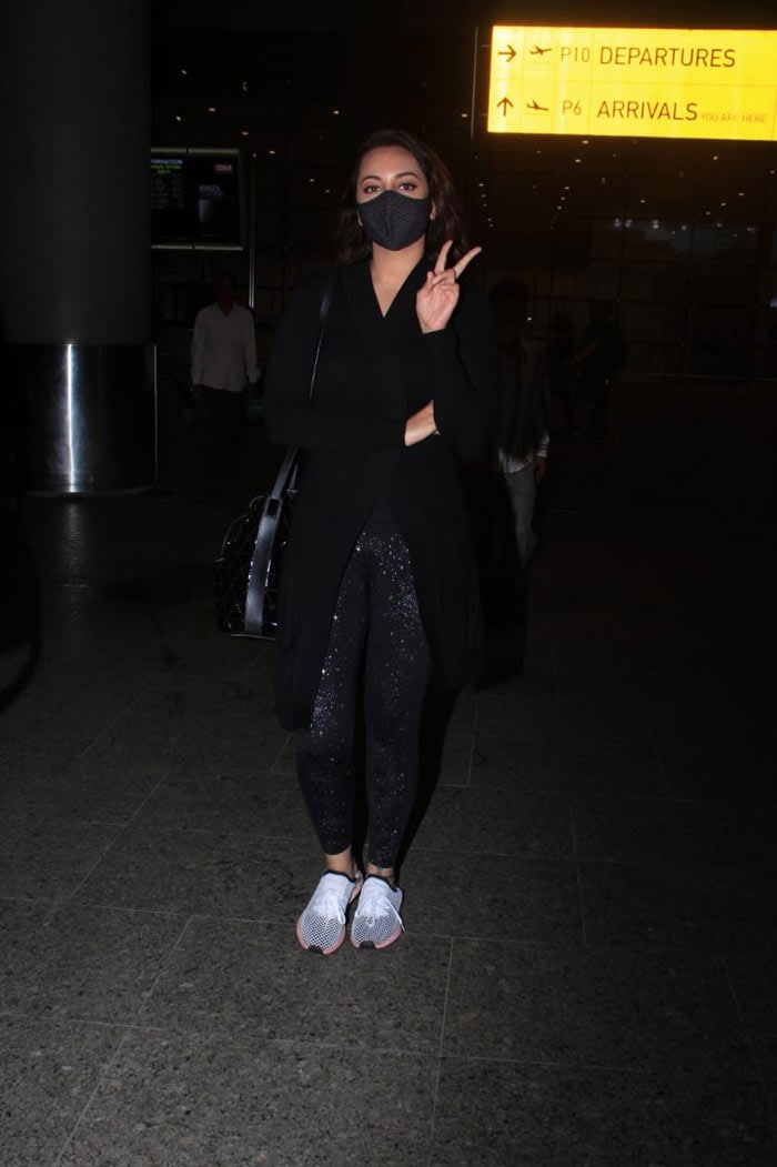 Ranveer Singh, Janhvi Kapoor, Sonakshi Sinha's Airportnama