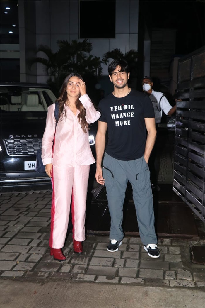 Kiara was looking pretty in a pastel pink ensemble while Sidharth was looking dashing in a black tee and grey trousers.