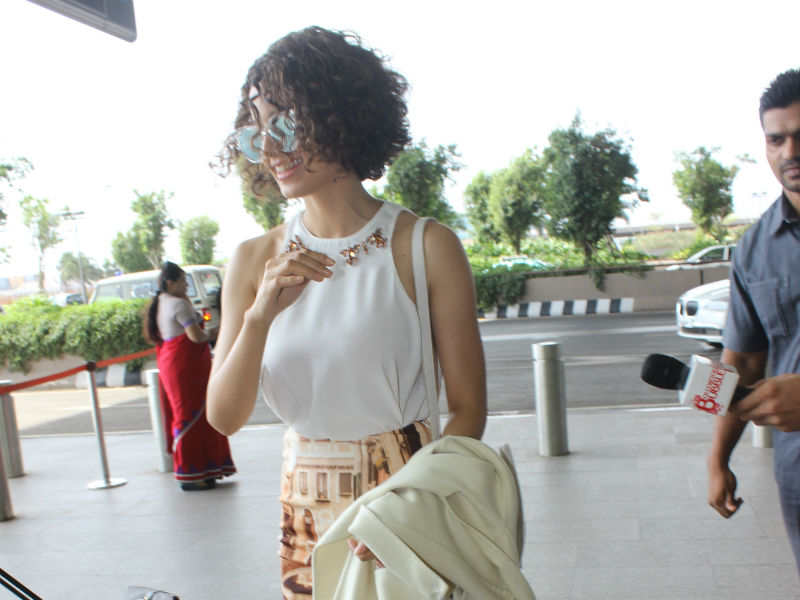 फैशन का जलवाः पेंसिल स्कर्ट में कंगना, तो वहीं टैंक टॉप में दिखीं जरीन