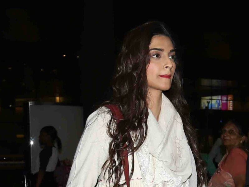 Photo : Sonam Kapoor, Twice As Awesome At The Airport