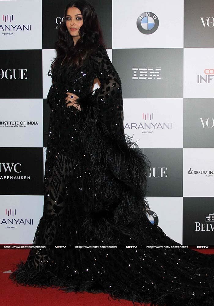 What's In Your Bag With Aishwarya Rai Bachchan's Jazbaa Co-Star Priya  Banerjee, Fashion