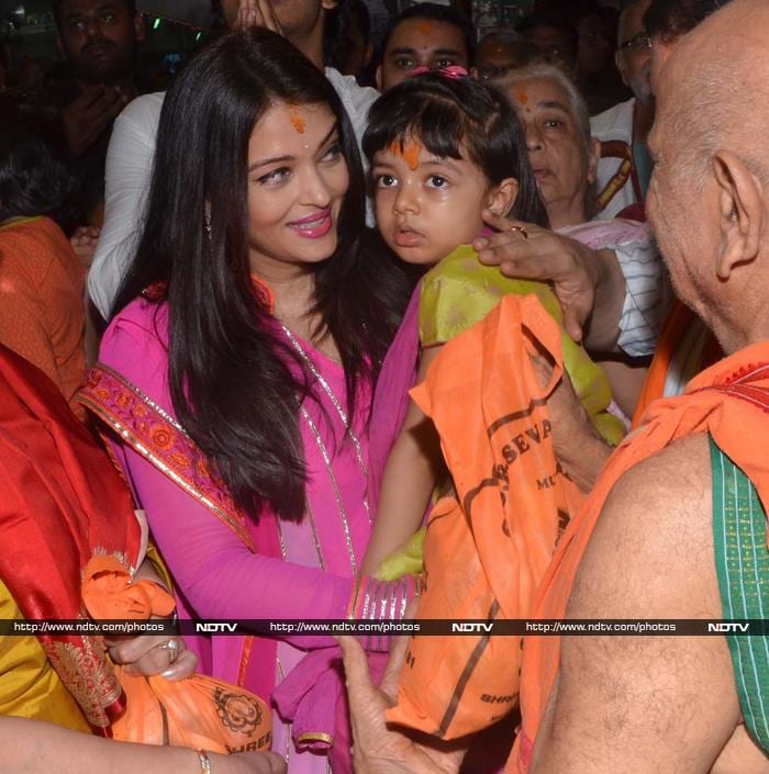 Looks like little Aaradhya, who was perched safely in her mother's arms, was not really enjoying the crowded atmosphere.