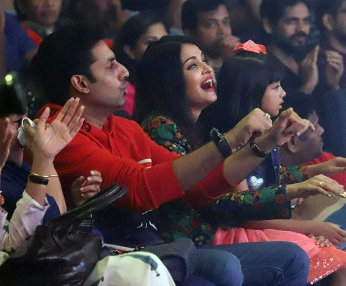 Aishwarya-Abhishek Cheer For Aaradhya At Shiamak Dawar\'s  Show