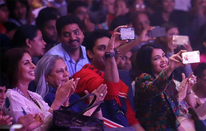 Aishwarya-Abhishek Cheer For Aaradhya At Shiamak Dawar\'s  Show