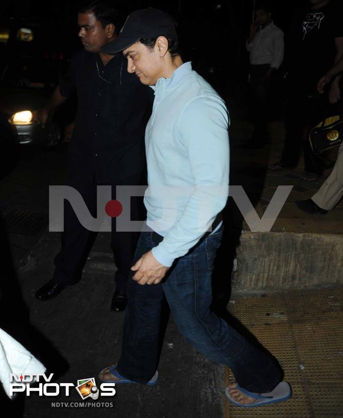 Aamir Khan, who will soon be seen as a cop in thriller <i>Talaash</i>, was cool in a light blue sweatshirt and blue jeans.