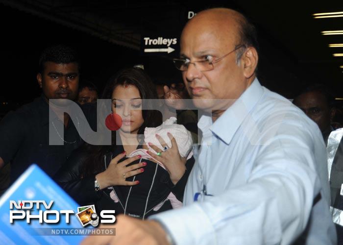 Airport: Ash and Aaradhya fly to Chicago