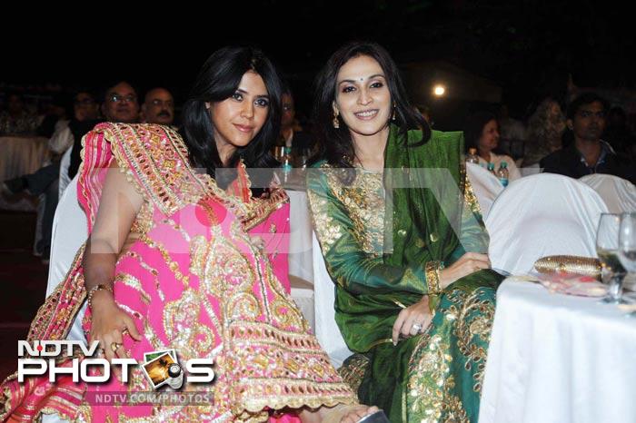 Aishwaryaa Rajinikanth hobnobs with Vidya at Bollywood awards show