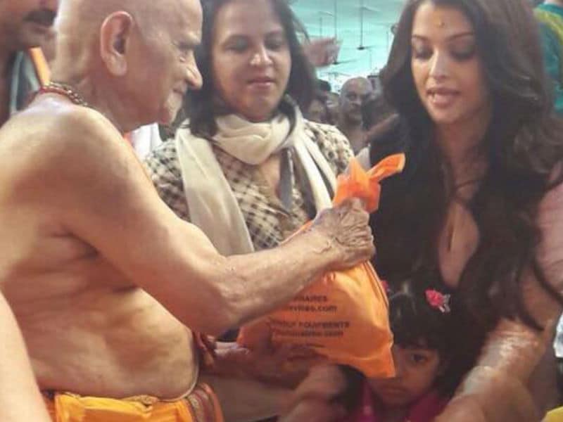 Photo : Aishwarya Takes Aaradhya For Ganpati Darshan