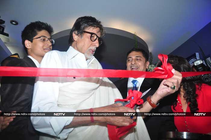 Sushant\'s Rickshaw, Mr & Mrs Bachchan and Cover Girl Aditi
