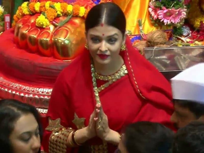 Photo : Aishwarya At Lalbaugcha Raja In Red Sabyasachi