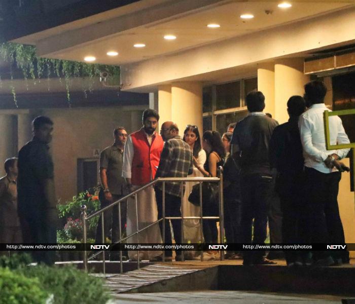 Amitabh Bachchan, Abhishek At Hospital To See Aishwarya Rai\'s Father