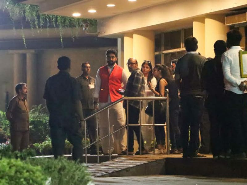 Photo : Amitabh Bachchan, Abhishek At Hospital To See Aishwarya Rai's Father