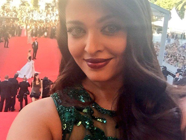 At Cannes, the Red Carpet Waits. But First Let Me Take a Selfie