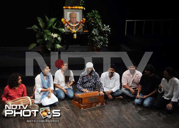 An act was performed by a group of theatre artistes to pay tribute to A K Hangal's contribution to cinema. Mr Hangal has acted in hit films like <i>Sholay, Aandhi, Kora Kagaz, Bawarchi</i> and <i>Guddi</i>, typically playing the role of father or uncle to the leading actor. <br><br>The 1982 comedy, <i>Shaukeen</i>, directed by Basu Bhattacharya was one of his best roles. Mr Hangal received the Padma Bhushan in 2006.