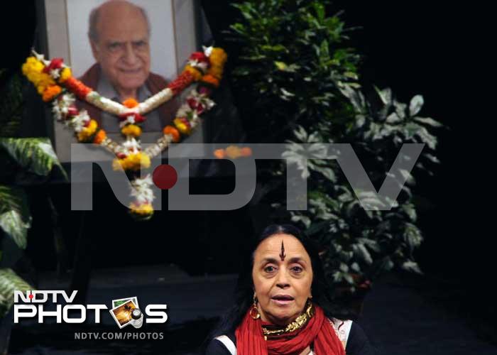 Singer-actress Ila Arun was also there to pay her respects to the veteran actor.