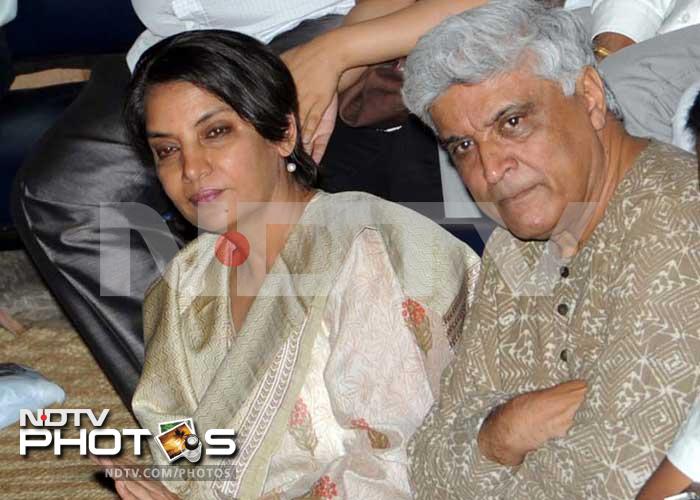 Javed Akhtar and Shabana Azmi enjoy the theatre performance.