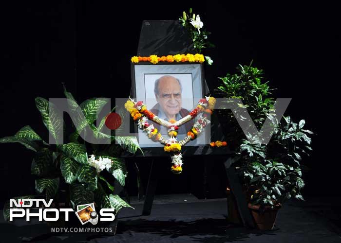 Bollywood and TV actors attended the prayer meet for veteran actor A K Hangal who died at the age of 95 in a Mumbai hospital on Sunday morning. <br><br> Indian People's Theatre Association (IPTA) paid tribute to the works of veteran actor Mr Hangal, who started his acting journey with theatre, at a ceremony at the Prithvi Theatre. While many of Mr Hangal's colleagues from the world of showbiz came to the prayer meet, Bollywood's biggest stars skipped the occasion. The Bachchans, Dharmendra and Hema Malini ? all of who co-starred with Mr Hangal in <i>Sholay</i> - were notably absent.