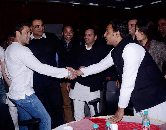 Salman\'s Khantastic handshake with Akhilesh Yadav