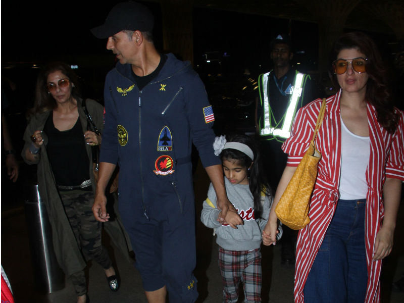 एयरपोर्ट पर पत्नी ट्विंकल और बेटी नितारा के साथ कूल अंदाज में नजर आए अक्षय