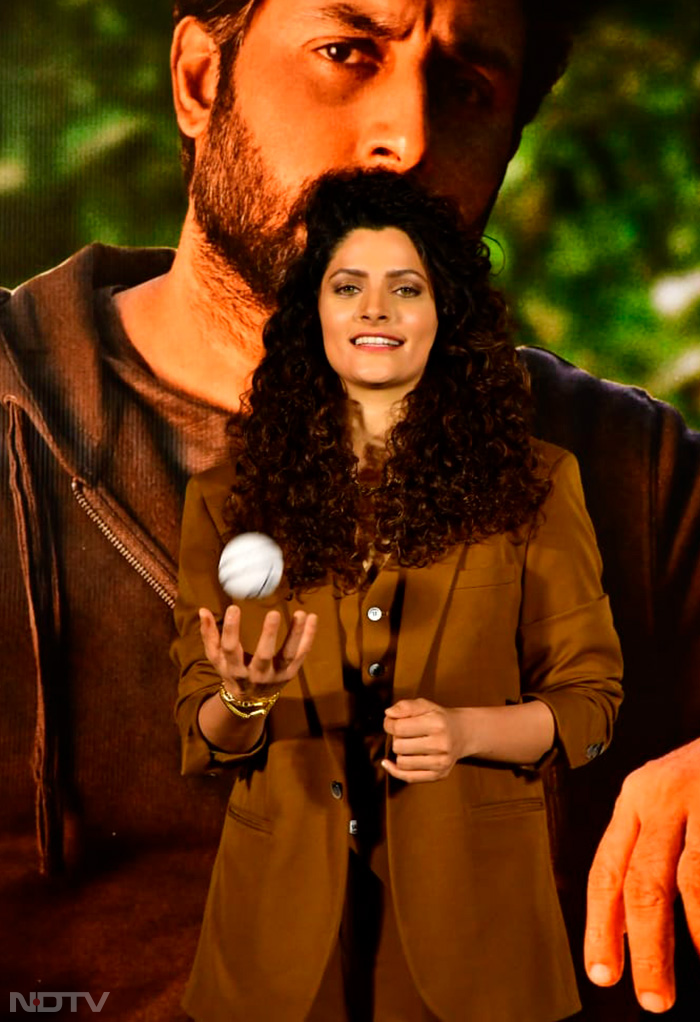 Saiyami Kher posed with a ball at the trailer launch of <i>Ghoomar</i>. (Image Courtesy: Varinder Chawla)