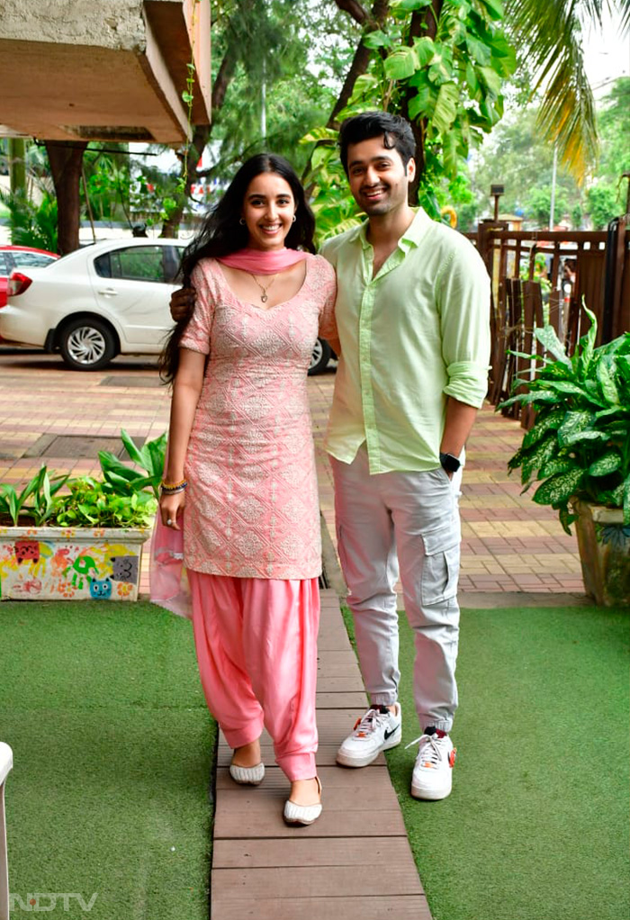 Utkarsh Sharma and Simrat Kaur posed together for the promotion of <i>Gadar 2</i>. (Image Courtesy: Varinder Chawla)