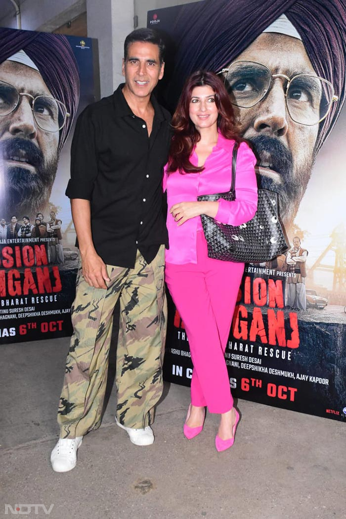 Akshay Kumar And Twinkle Khanna Set Couple Goals At Mission Raniganj Screening