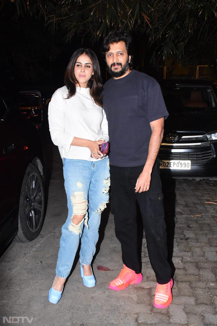 Akshay Kumar And Twinkle Khanna Set Couple Goals At Mission Raniganj Screening