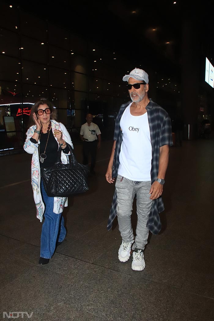 Akshay Kumar And Dimple Kapadia\'s Fam-Jam At Airport