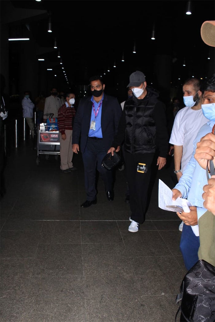 On Monday, actor Akshay Kumar flew into Mumbai from London, where he was for almost a month.