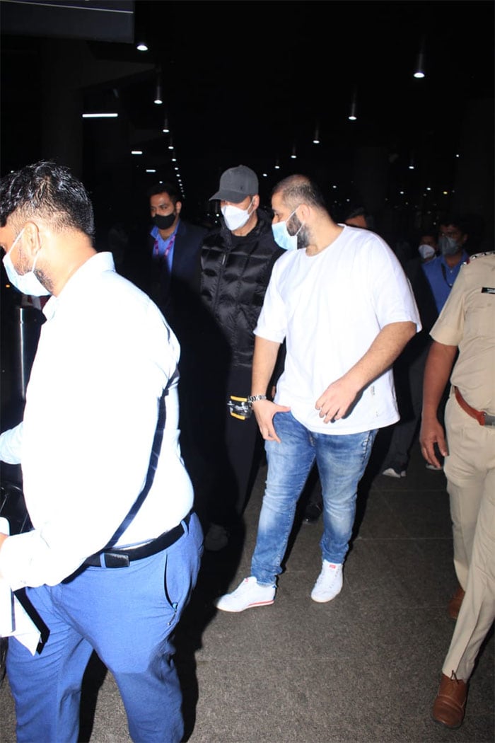 Akshay Kumar returned to Mumbai reportedly because of his mother Aruna Bhatia's deteriorating health.