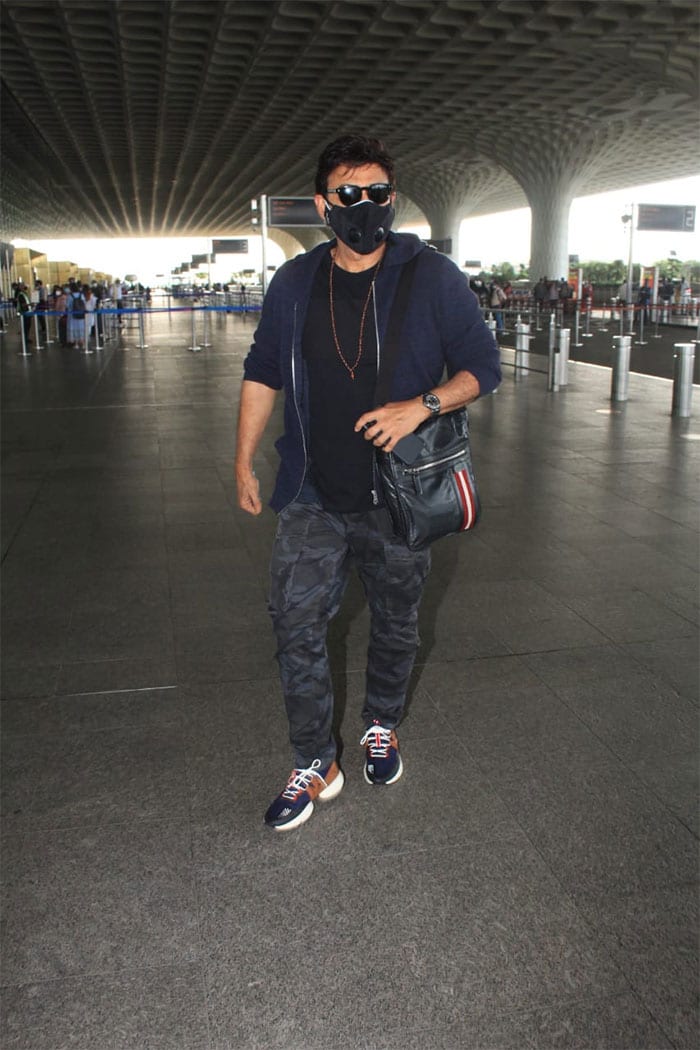 South star Venkatesh arrived at the Mumbai airport in a hurry - he travelled in incognito mode with his face mask and glasses on.